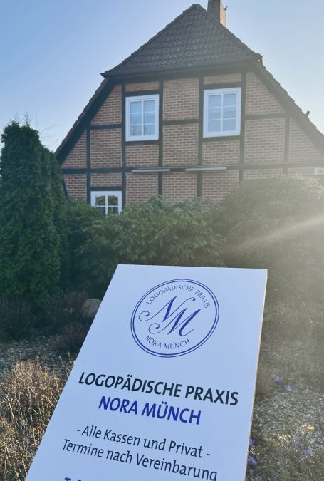 Haus mit Schild der logopädischen Praxis „Nora Münch“ im Vordergrund.